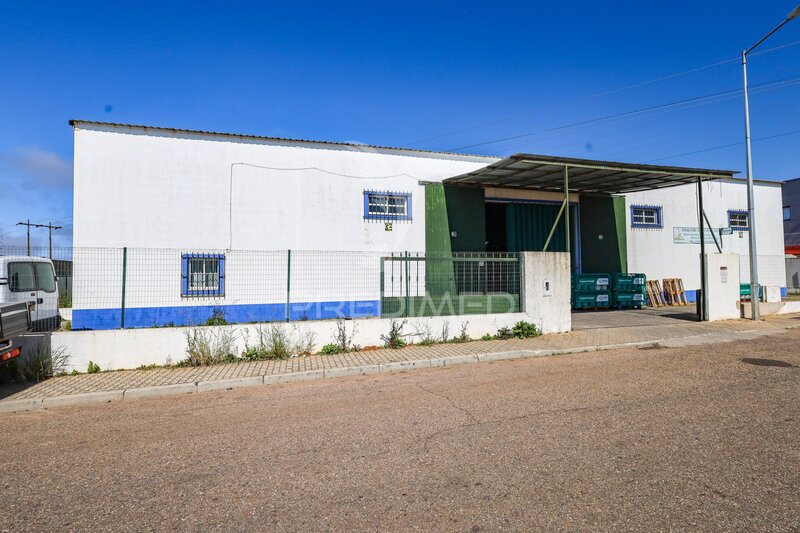 Armazém Industrial na zona industrial Estremoz - vestiário, wc