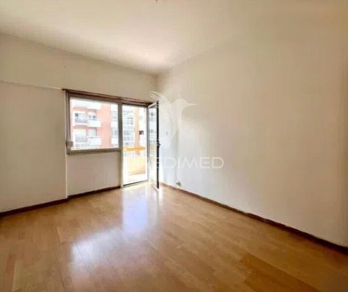 Apartamento T2 Oeiras - arrecadação, varanda