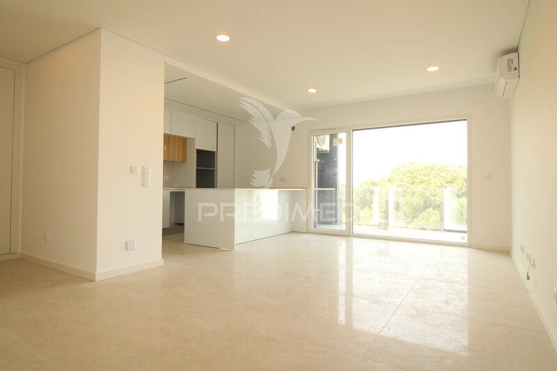 Apartamento T2 novo Almada - garagem, ar condicionado, varanda, parqueamento, arrecadação, bbq, painel solar