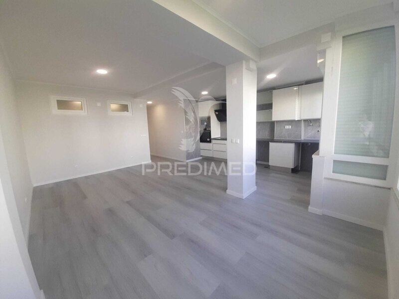 Apartamento T2 Remodelado Oeiras - arrecadação, vidros duplos, marquise, jardim