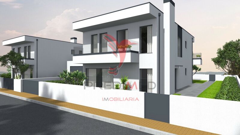 Moradia nova V4 Aveiro - varandas, cozinha equipada, jardim, garagem, terraço, painéis solares