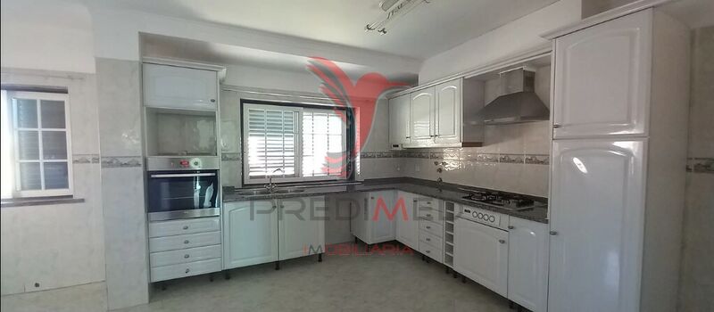 Moradia Geminada V3 Almada para comprar - varandas, garagem, lareira, zona calma