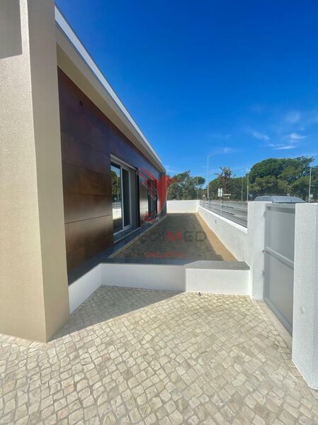 House new well located 4 bedrooms Setúbal - solar panel, swimming pool, garage, solar panels, underfloor heating, heat insulation, air conditioning, barbecue, alarm, video surveillance, automatic gate