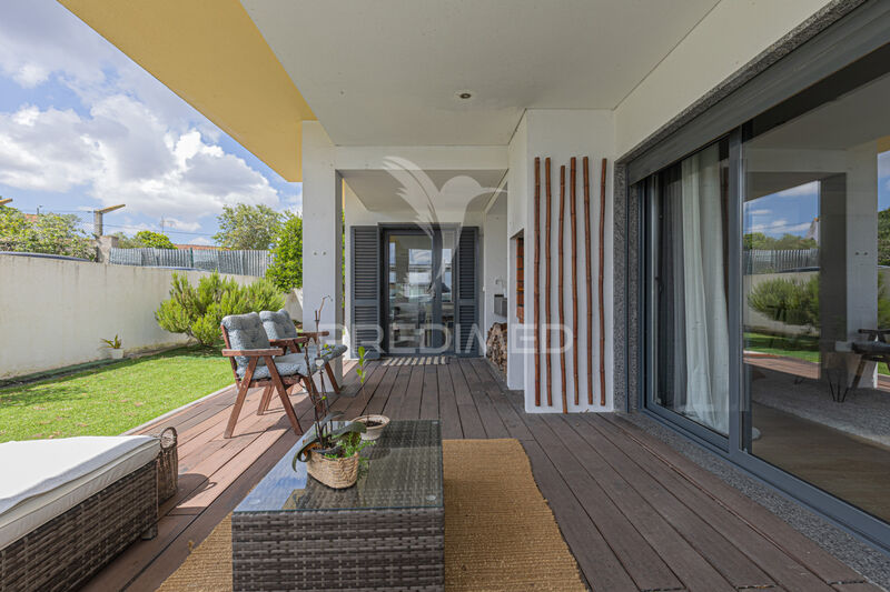 House Modern excellent condition 4 bedrooms Santo António da Charneca Barreiro - double glazing, balconies, fireplace, garage, balcony, garden, barbecue