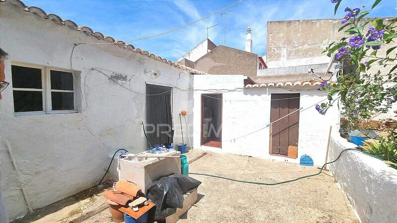 House in the center 2 bedrooms Ourique - backyard