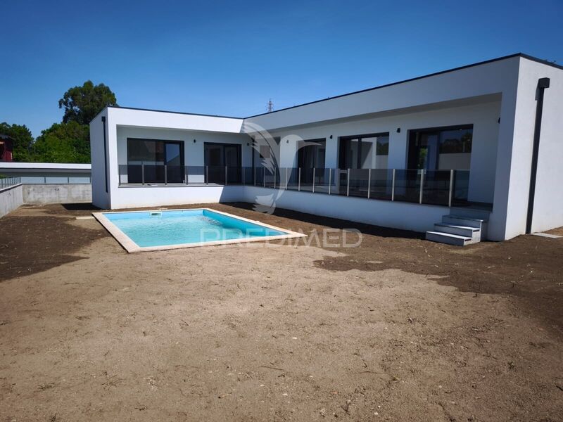 Moradia V3 Térrea Braga - alarme, painéis solares, cozinha equipada, caldeira, jardim, ar condicionado, vidros duplos, piscina, aquecimento central, rega automática, garagem