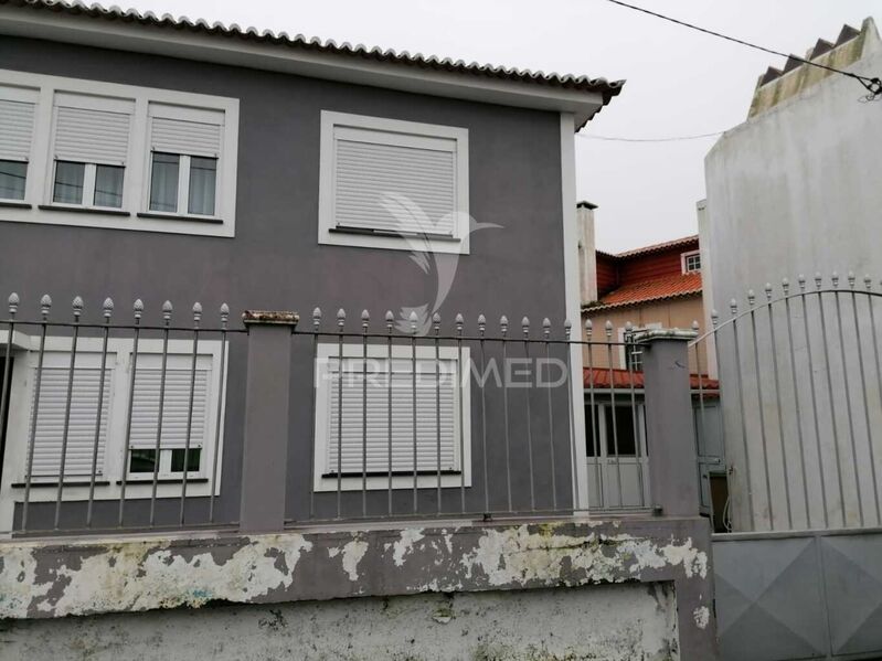 Moradia bem localizada V5 São Pedro Angra do Heroísmo - garagem, quintal
