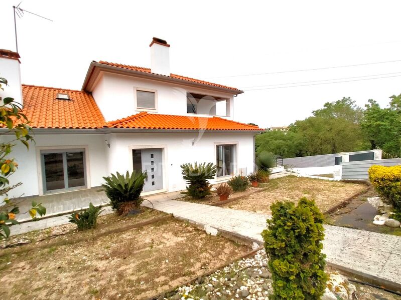 House in good condition V4 Leiria - garage, automatic gate, terrace, equipped kitchen, garden, playground, balcony, swimming pool, air conditioning, central heating, barbecue, fireplace