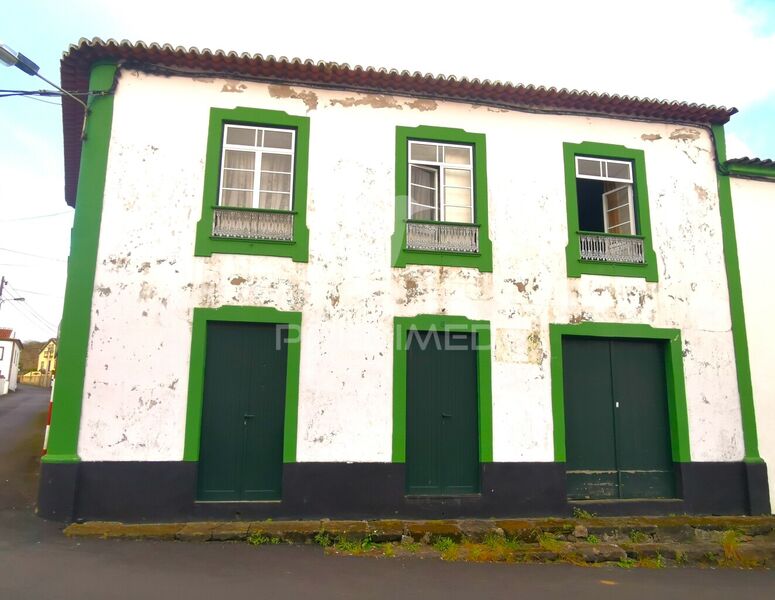 дом V3 в центре Posto Santo Angra do Heroísmo - гараж