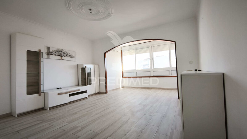 Apartamento Remodelado no centro T3 Encosta do Sol Amadora - garagem, cozinha equipada, varanda, arrecadação, 2º andar