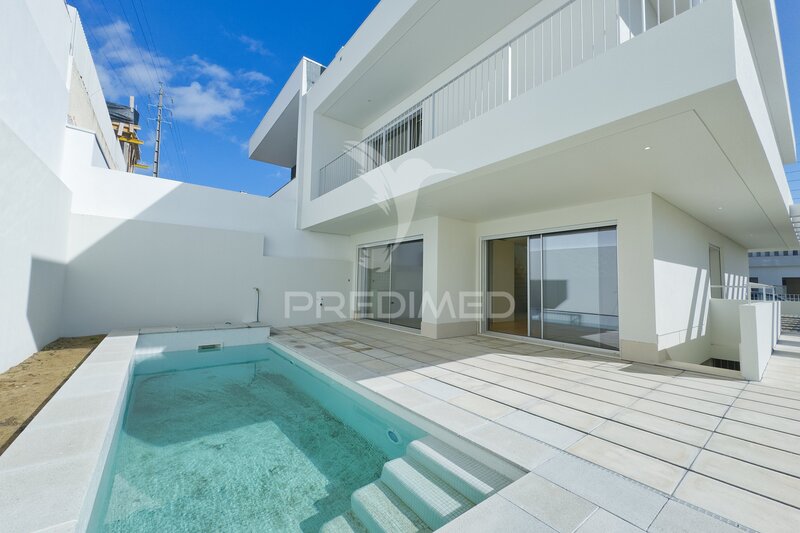 Casa nova V4 Almada - piscina, terraços