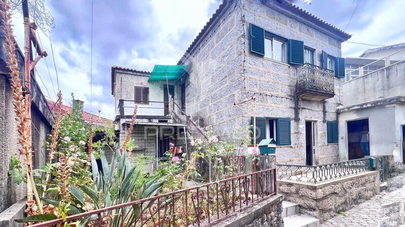 House V4 Urgezes Guimarães - excellent location, garage