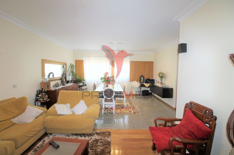 Apartamento T3 Maia à venda - cozinha equipada, jardim, aquecimento central, garagem, varanda