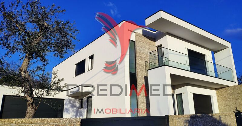 Moradia nova V3 Fermentões Guimarães - garagem, ar condicionado, painéis solares, jardim, piscina, varanda, equipado