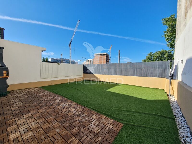 Apartamento T2 Remodelado bem localizado Barreiro - 1º andar, cozinha equipada, bbq, mobilado, terraço