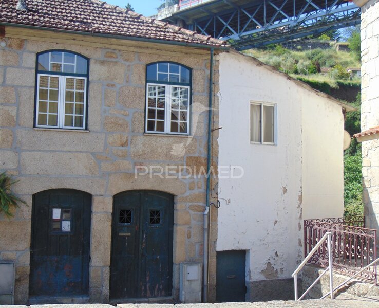 Casa com terreno para recuperar, no Rio Corgo, em Vila Real