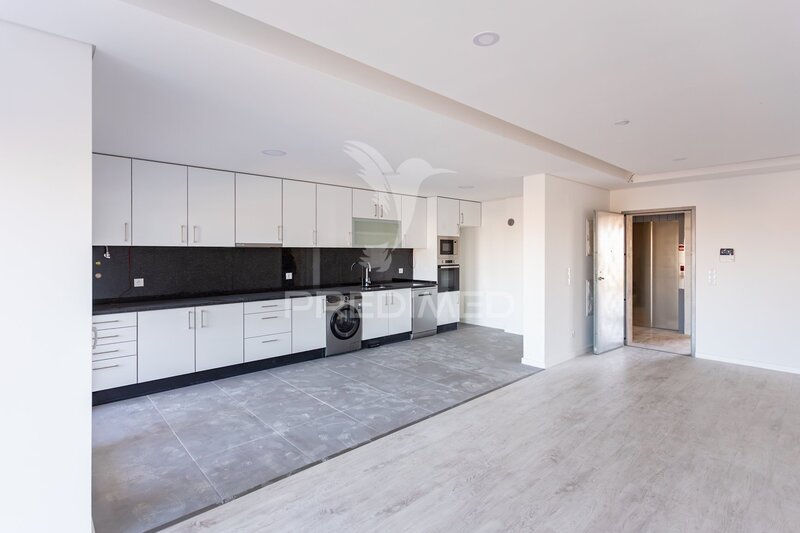 Appartement T1 Moderne Seixal - cellier, résidence fermée, double vitrage, jardin, piscine, aire de jeux, climatisation, garage