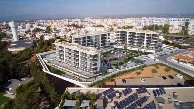 Apartamento novo T2 Portimão - churrasqueira, garagem, jardim, aquecimento central, piscina, videovigilância, parque infantil, varanda, piso radiante, condomínio fechado, isolamento térmico, ar condicionado