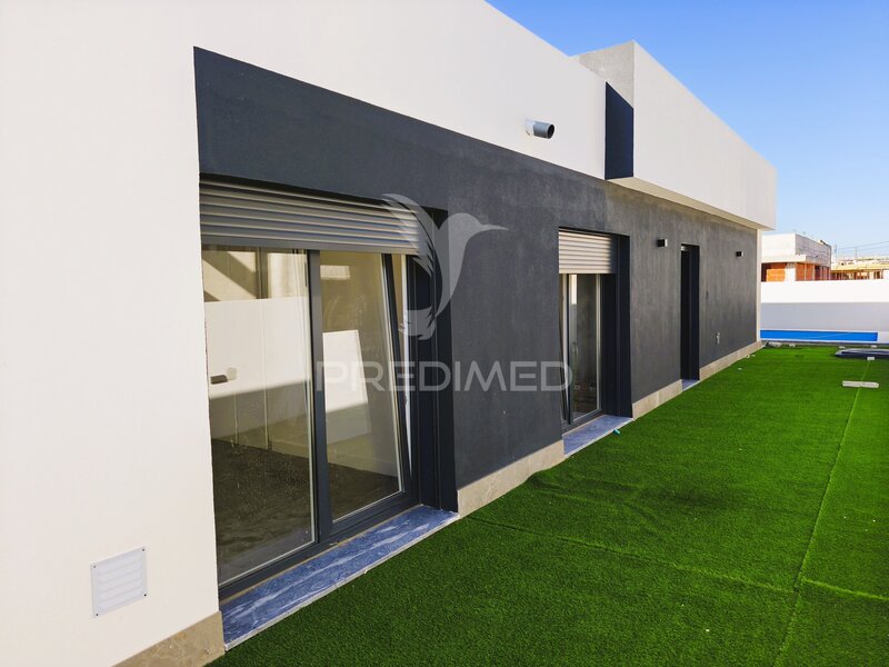 Moradia V3 Térrea com boas áreas Setúbal - bbq, painéis solares, piscina, jardim, garagem, isolamento térmico, ar condicionado