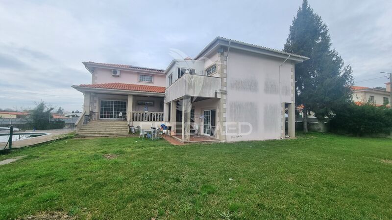 Moradia V4 Braga - aquecimento central, garagem, excelente localização, varandas, painéis solares, jardim, piscina, portão automático