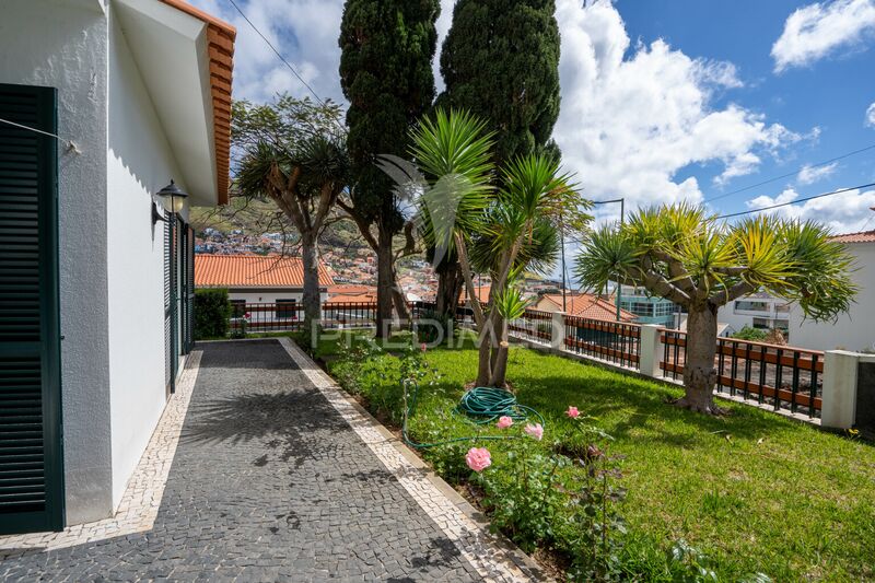 House Typical excellent condition 4 bedrooms Machico - garden, balcony, sea view, garage, backyard, plenty of natural light, store room