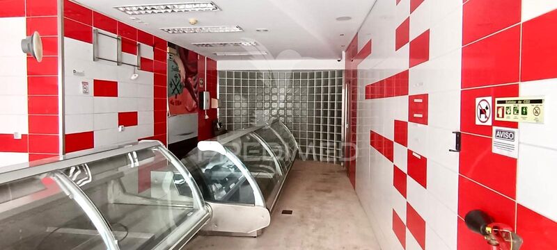 Loja no centro Alhos Vedros Moita - montra