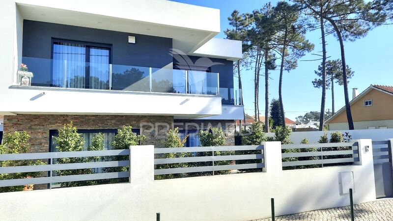 House V4 Isolated under construction Almada - double glazing, alarm, garage, parking lot, solar panels, air conditioning, swimming pool, fireplace, balcony, garden