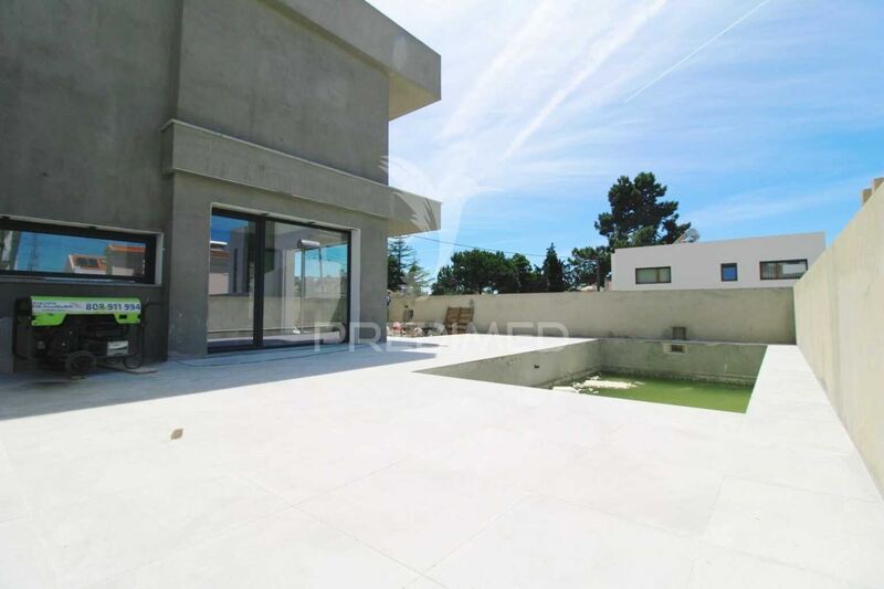 House Modern 3 bedrooms Corroios Seixal - barbecue, automatic gate, swimming pool, garden, balcony, balconies, playground, fireplace, central heating