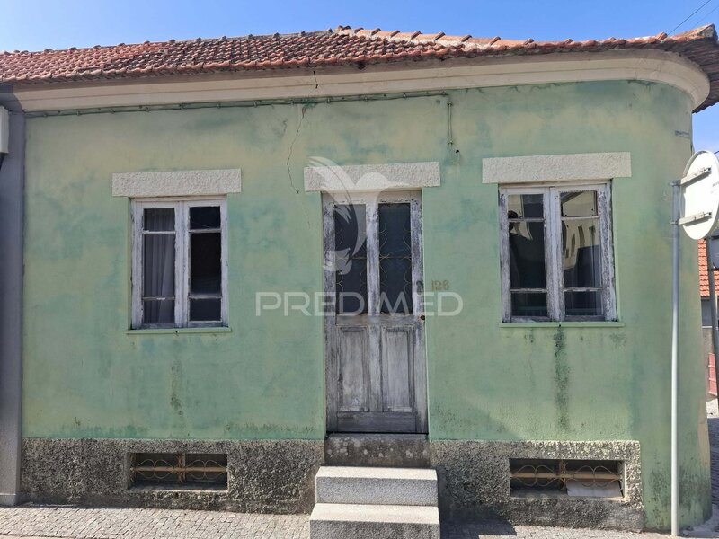 Moradia T3 para recuperar em árvore, vila do conde a 500 m da praia e junto ao metro