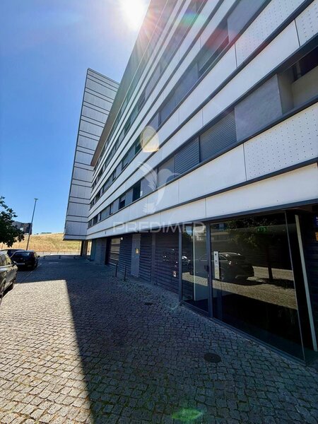 T2 no Parque das Nações com garagem para 2 carros e arrecadação