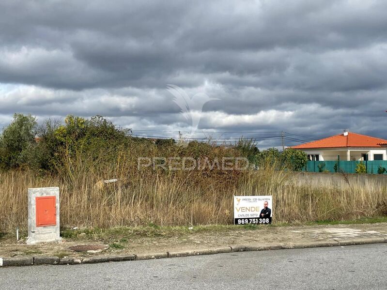Lote Urbano com 1975m2 Freixo de Numão Vila Nova de Foz Côa - água, garagem, electricidade