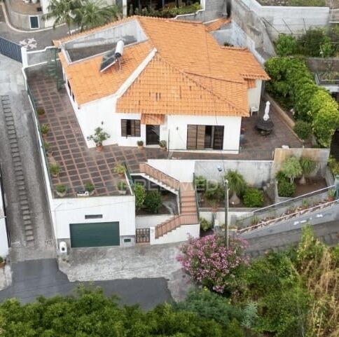 House V3 Isolated Caniço Santa Cruz - quiet area, backyard, garage