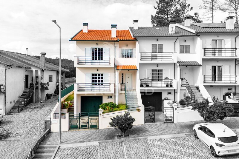 Moradia V4 Castro Daire - vidros duplos, lareira, bbq, sótão, isolamento térmico, garagem, varanda, jardim, aquecimento central, caldeira, terraço, piscina