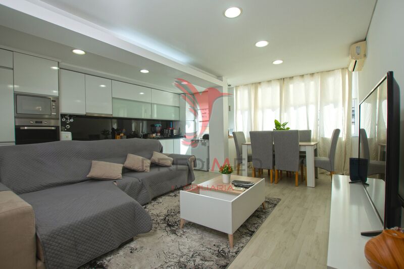 Apartamento T3 Seixal para comprar - piscina, ar condicionado, varanda, vidros duplos, 2º andar, zona calma