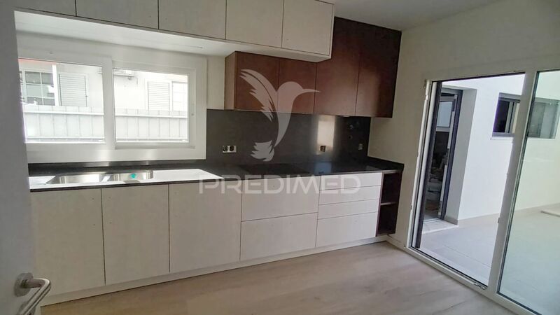 House 5 bedrooms Isolated Amora Seixal - equipped, balcony, fireplace, backyard, solar panels, garage