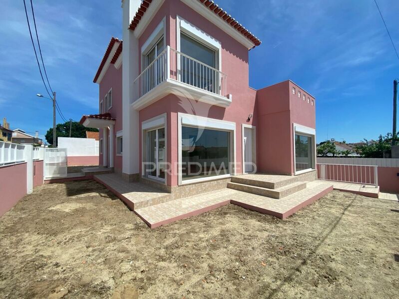 House V4 Almada - garden, solar panels, attic, barbecue, swimming pool, terrace, balcony
