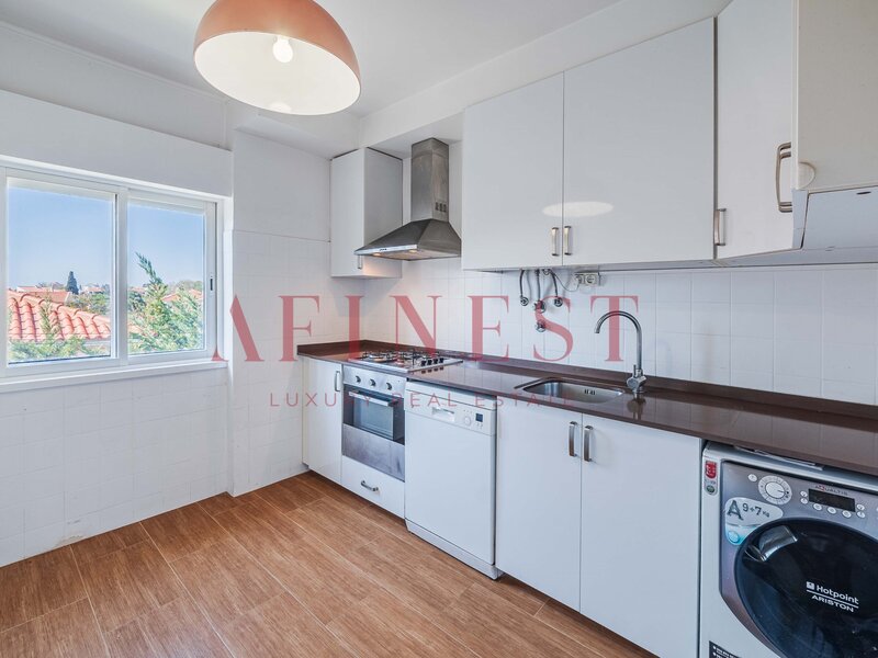 Apartamento T2 + 1 + pequeno jardim murtal parede a minutos praia sao pedro estoril