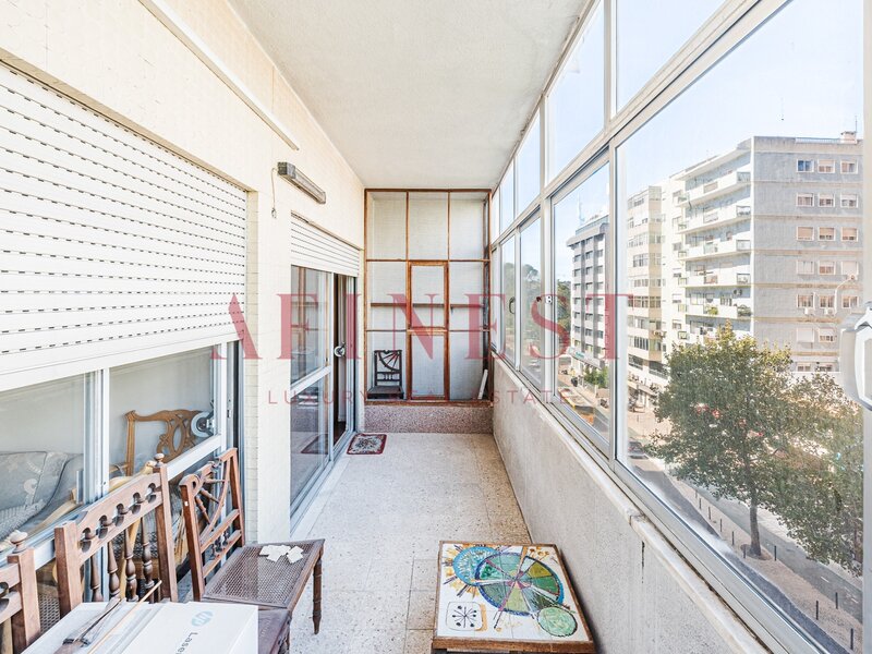 Apartamento T2 com varanda e garagem avenida do brasil - lisboa