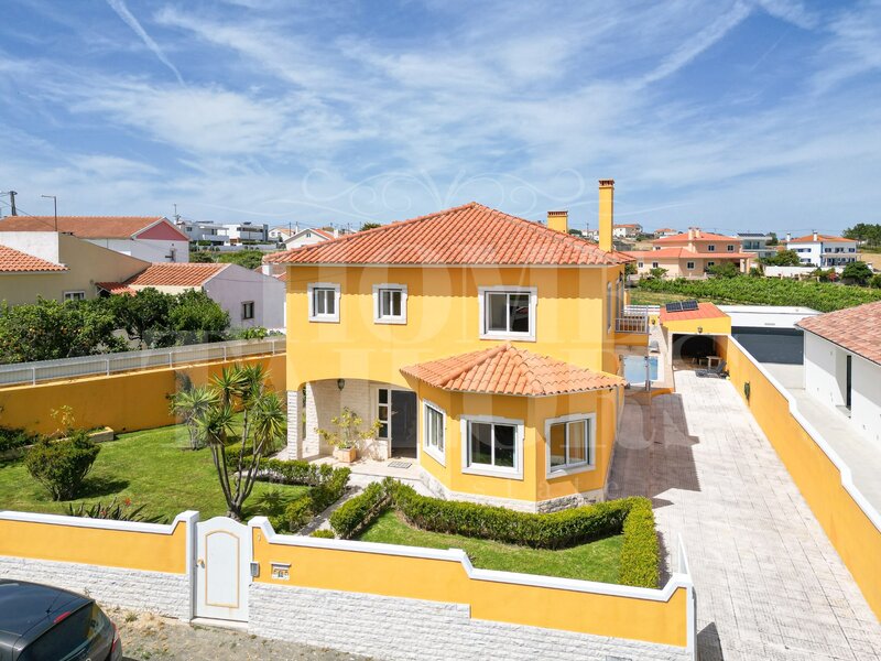 Moradia T3 na Carvoeira com excelente potencial
