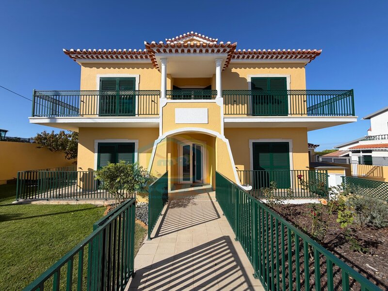 Moradia T4 com quintal e piscina situada a poucos minutos das Praias de Santa Cruz e Praia Azul