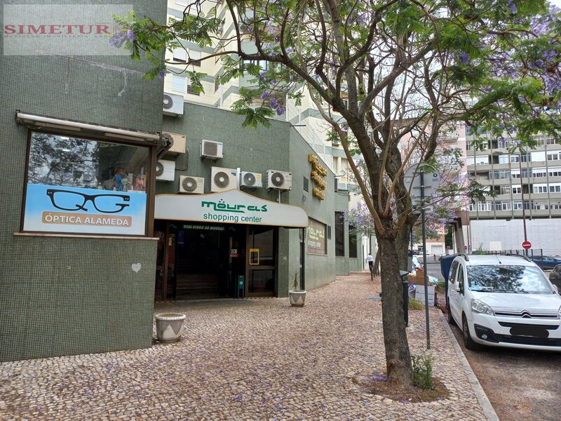 Loja no centro Lumiar Lisboa - wc, espaço amplo, montra