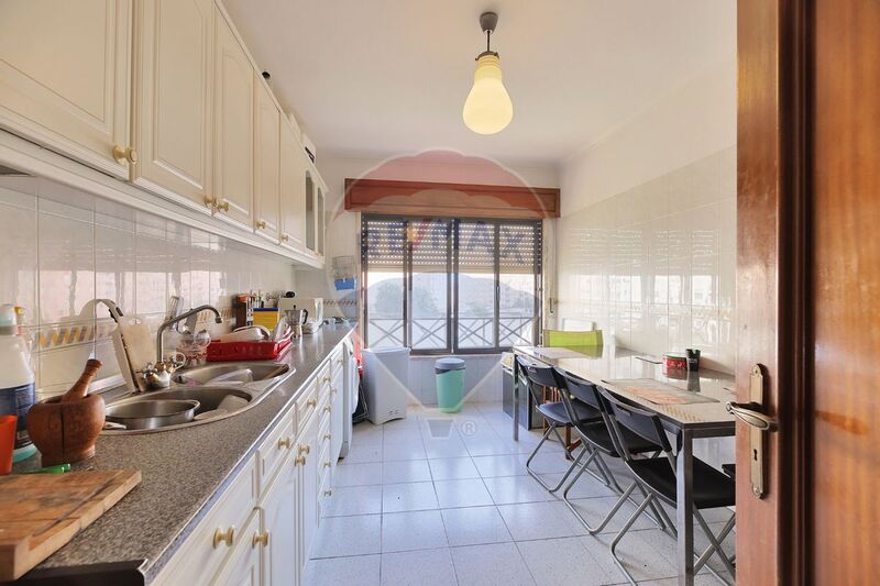 Apartamento bem localizado T2 à venda Rio de Mouro Sintra - arrecadação, cozinha equipada