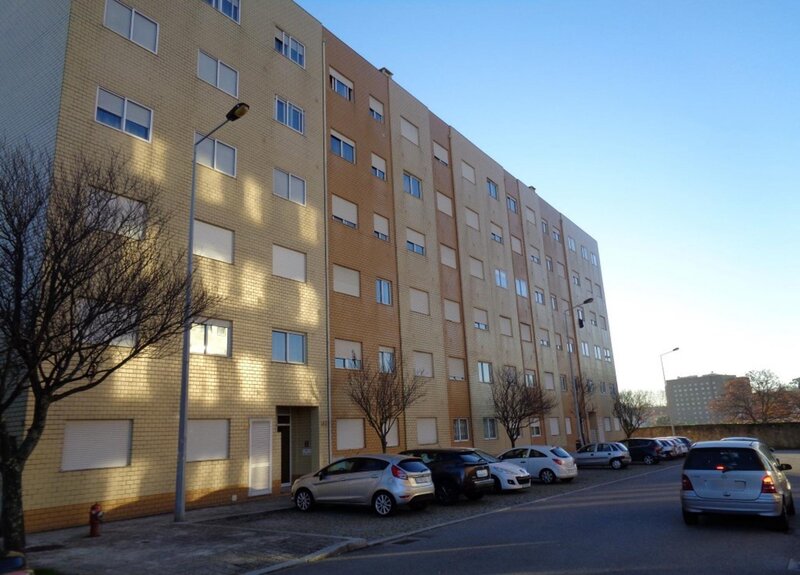 Apartamento T2 com uma área total de 103 m2