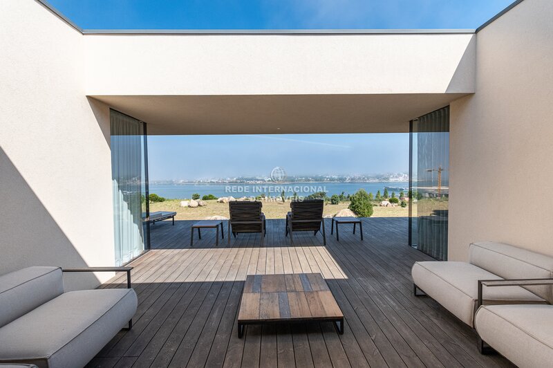 Moradia V4 Quinta Marques Gomes Canidelo Vila Nova de Gaia - condomínio fechado, painéis solares, condomínio privado, vista rio, parque infantil, aquecimento central, garagem, terraços, jardim, piscina