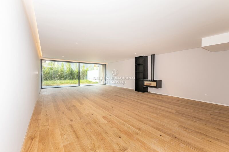 House 5 bedrooms new townhouse Foz (foz do Douro) Porto - balconies, private condominium, solar panels, central heating, garage, terraces, garden, gated community, underfloor heating