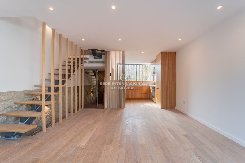 House 4 bedrooms Maternidade Júliodinis Porto - garage, alarm, balcony, air conditioning, gardens, parking space