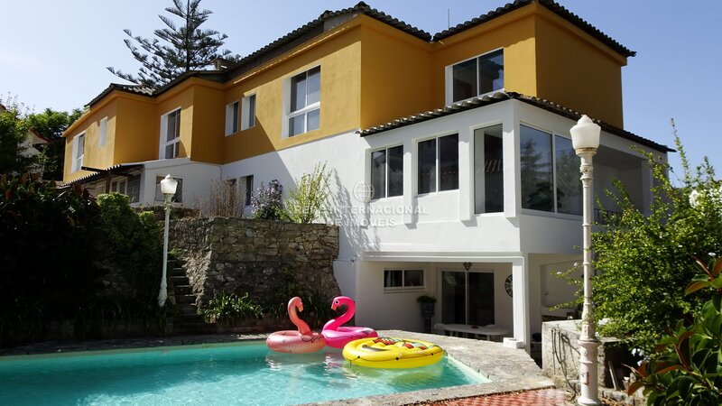 Moradia T5 com jardim, piscina num lote de 1560 m2 no Alto da Barra em Oeiras