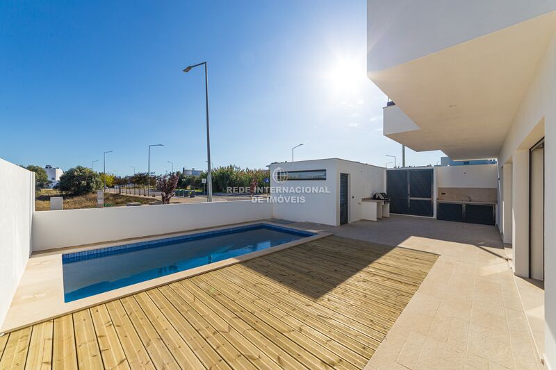 Casa V3 em urbanização Quinta da Foz Tavira - cozinha equipada, piscina, painéis solares, garagem, ar condicionado, jardim, churrasqueira, terraço