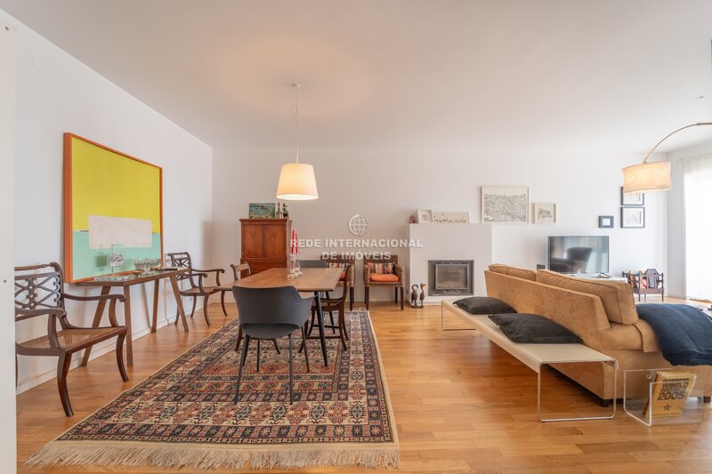 Apartamento T4 Renovado com 4 Frentes na Av. da Boavista