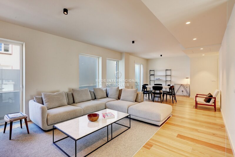 Apartamento T3 transformado em T2 com varandas, junto à Avenida da Liberdade